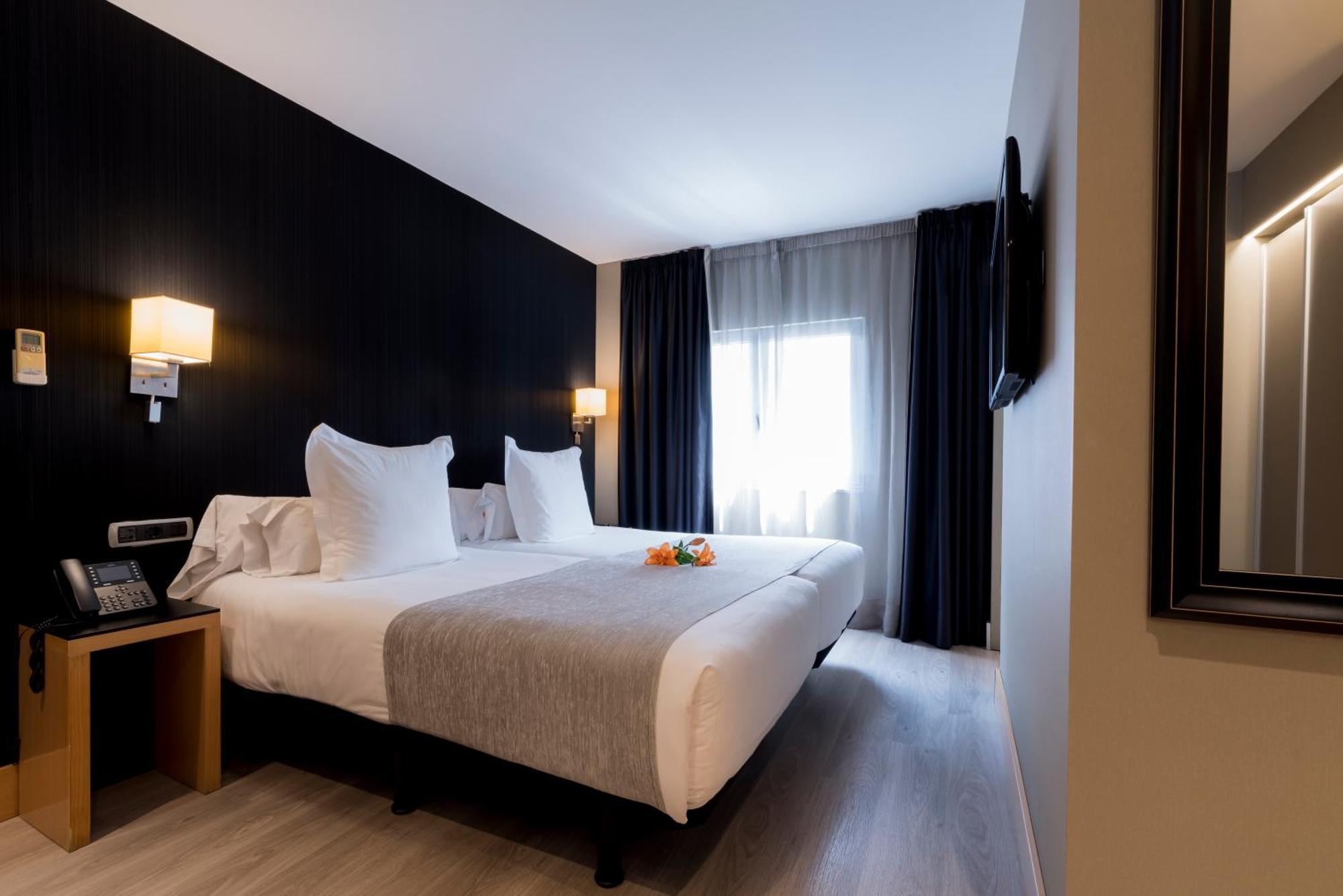 Hotel Plaza A Coruna Bagian luar foto