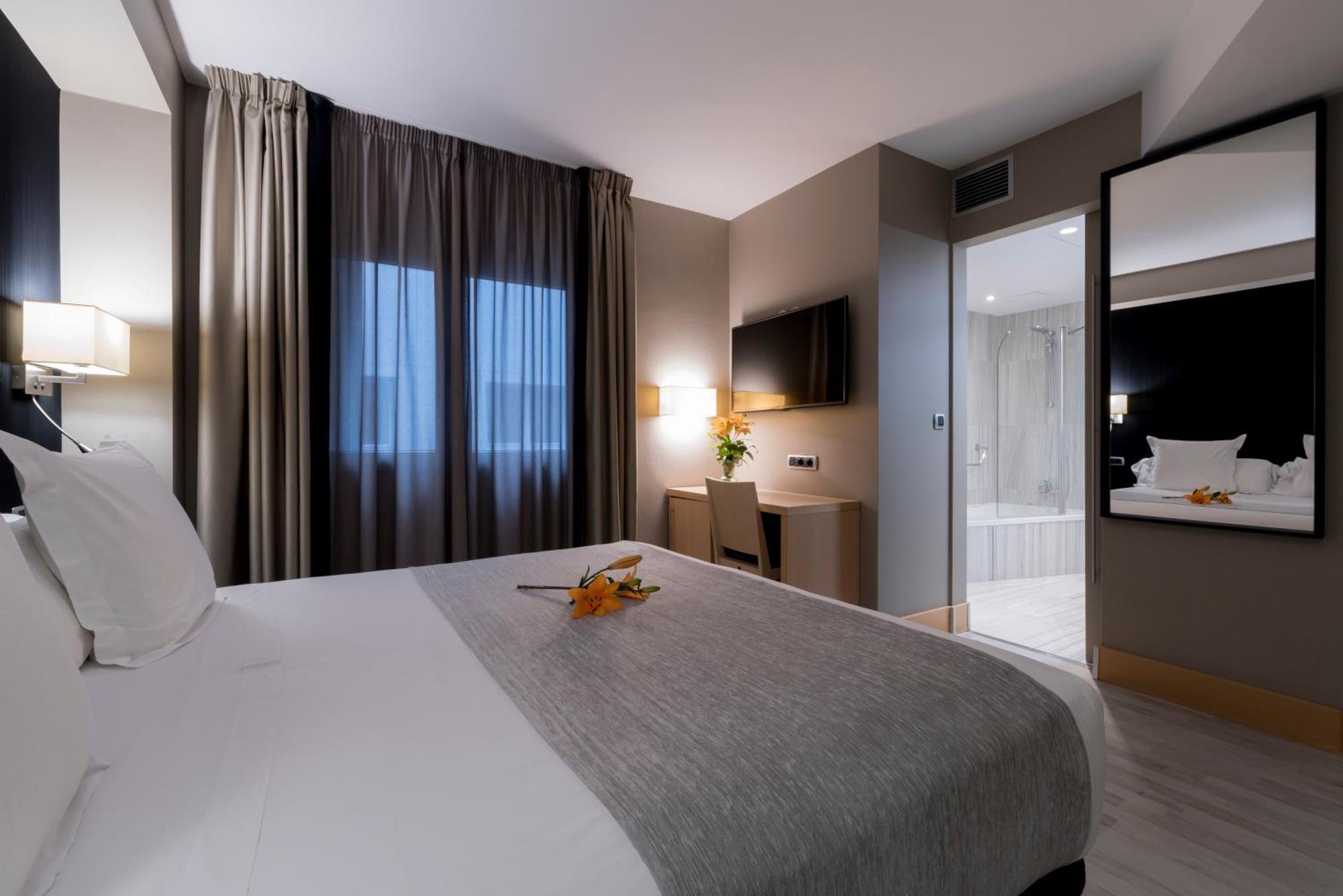 Hotel Plaza A Coruna Bagian luar foto