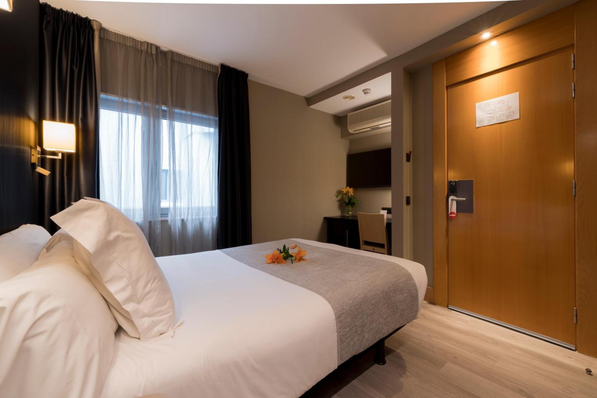 Hotel Plaza A Coruna Bagian luar foto