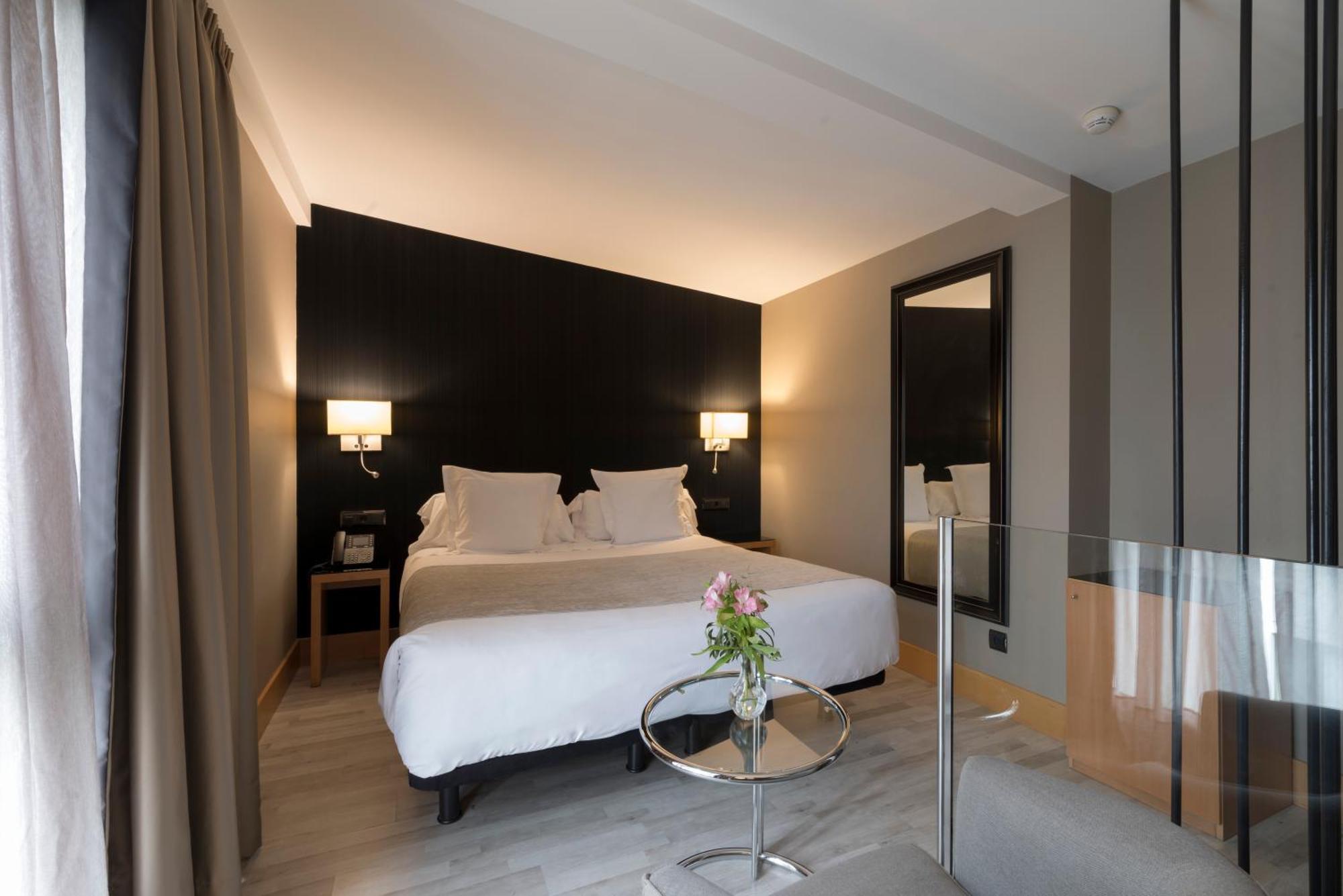 Hotel Plaza A Coruna Bagian luar foto